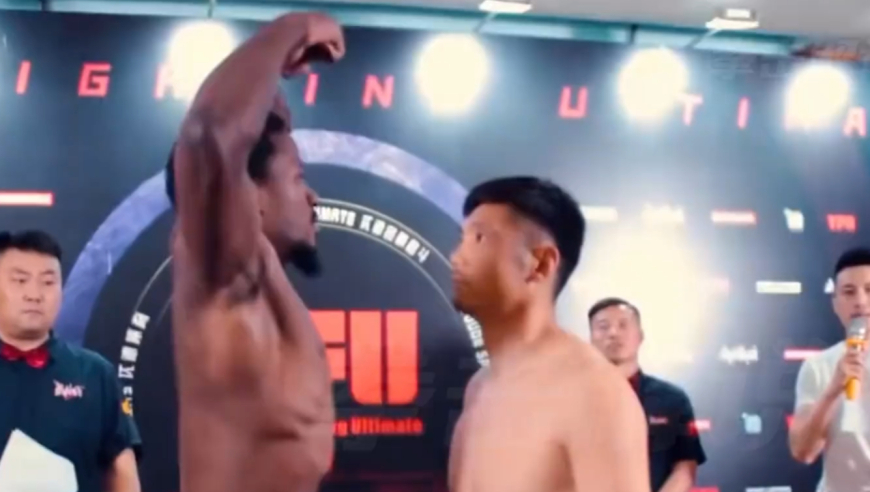 非洲拳王抹脖挑衅中国选手，放话中国人太弱小，散打队长实力暴揍!｜体坛记忆