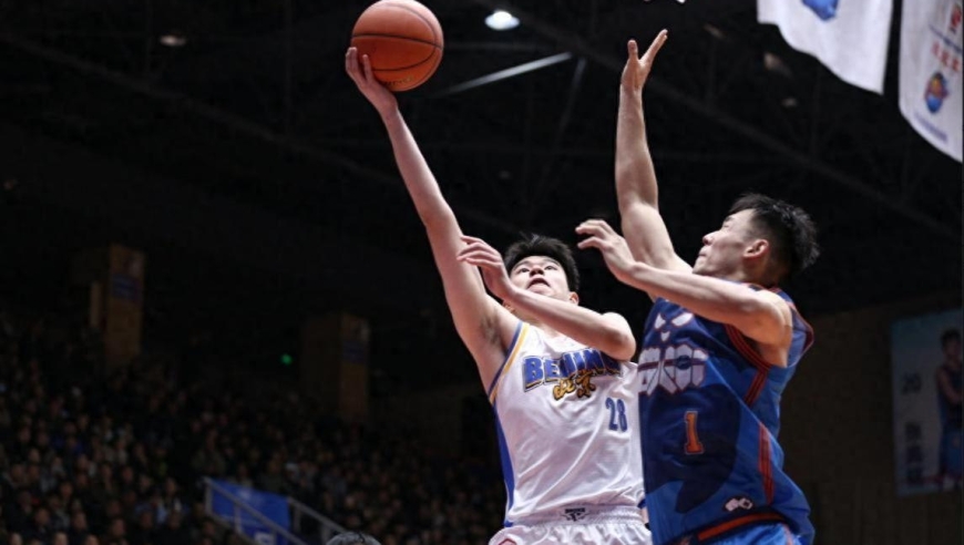 惨烈！一队半场得16分，创CBA历史最低纪录+大输51分，球迷：解散吧