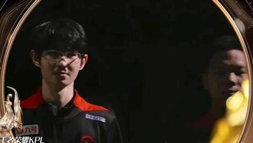 一诺连续三年蝉联最佳选手，AG巅峰之夜奖项拿到手软！