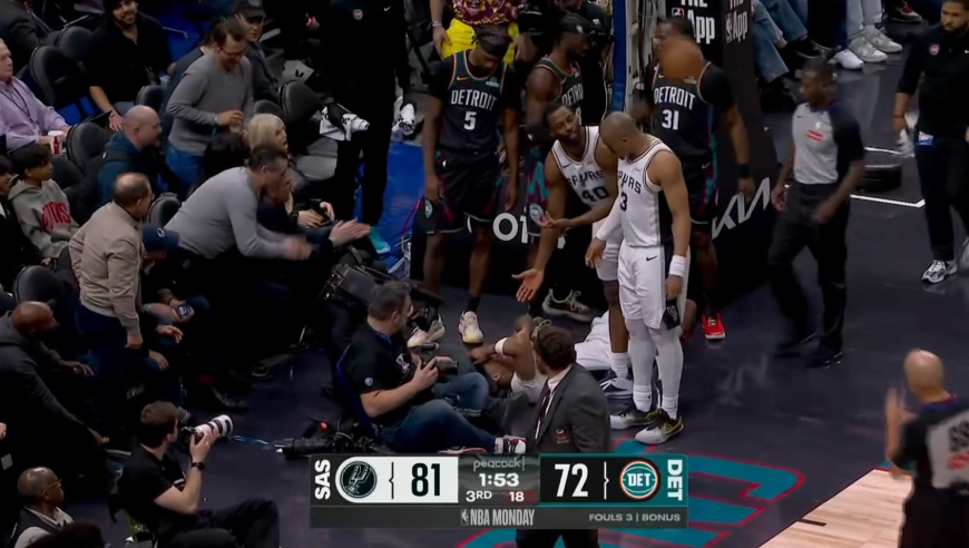 太危险！哈珀快攻上篮被霍兰直接追帽飞出底线 霍兰嘲讽怒视哈珀