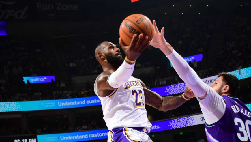 浪！湖人最后被打17-5险遭逆转 乔治丢三分绝杀爵士质疑犯规在先