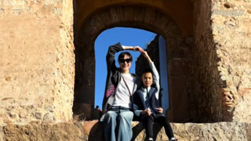 林丹妻儿西班牙游玩，9岁儿子头上俩旋，腿细又长，看着能长到190