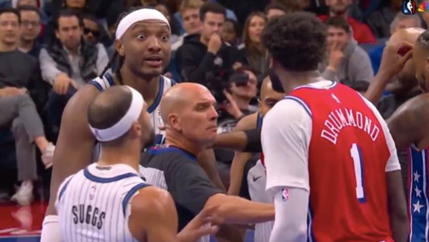 6T！火爆冲突太奇葩：昔日全明星中锋架拳+大笑 控卫被逐挥拳+甩球衣庆祝