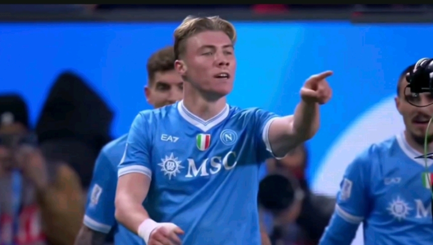 卫冕冠军出局！慢镜回顾那不勒斯2-0AC米兰 内雷斯、霍伊伦破门