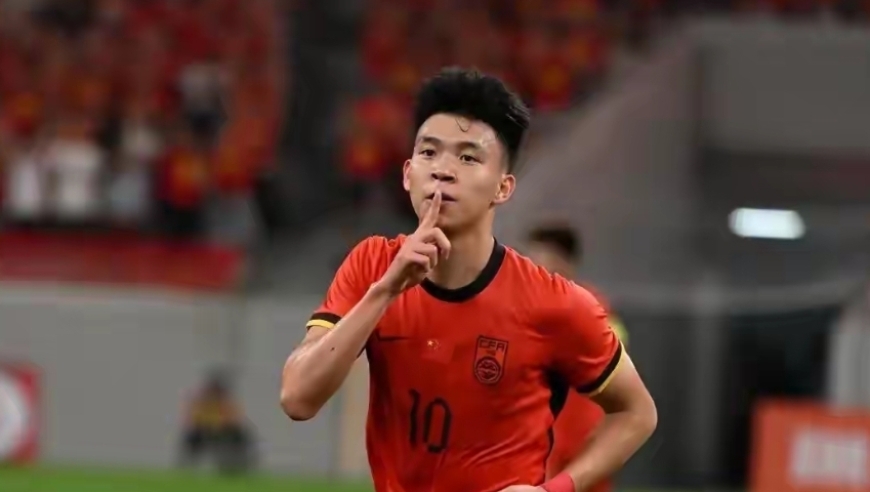 6场1球0助攻！前国足队长怒批王钰栋：太飘了，日本后卫都扛不动，比不了武磊