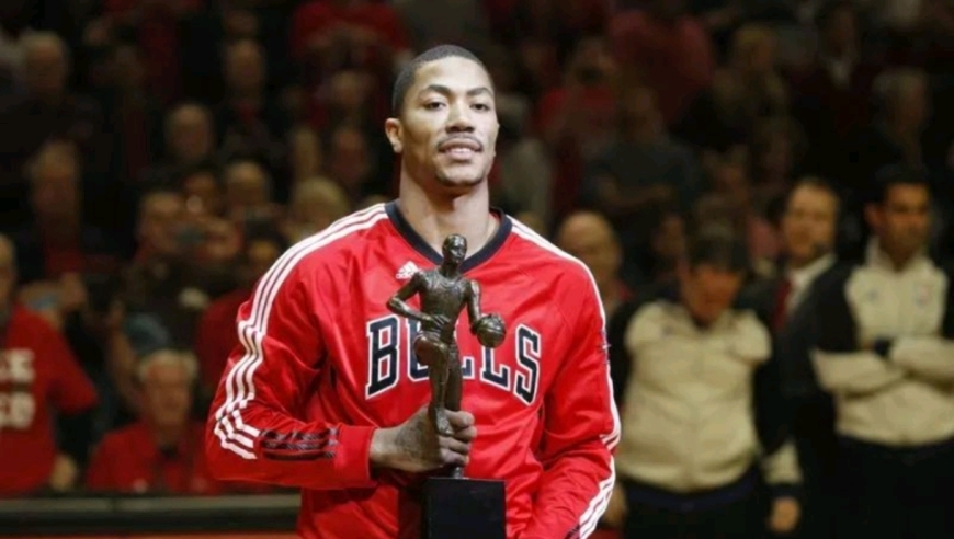 罗斯只在公牛打了7个赛季，都没为芝加哥拿到冠军，凭什么会被退役球衣？