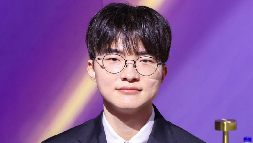 Faker和女粉solo差点被单杀，对方是新手，奇怪的走位让李哥多次预判错误