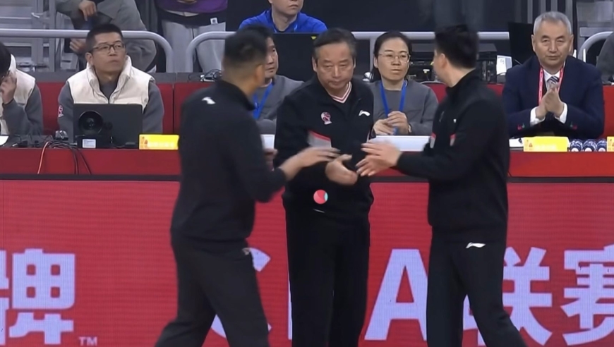 广东男篮vs浙江男篮争议判罚：陈家政三分变两分