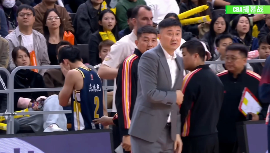 这动作有点坏啊！徐杰扑防空中被邬挺嘉绊倒回更衣室 杜锋破口大骂