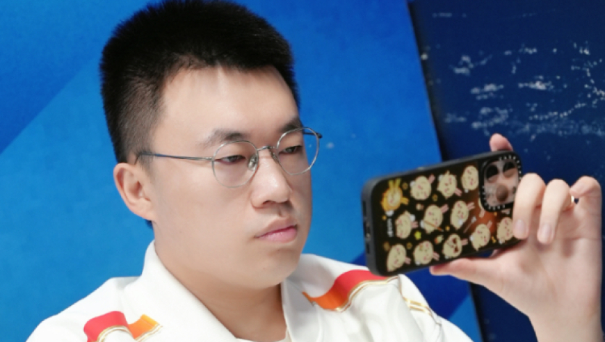 小虎出现在路边摊，被粉丝认出后主动要合影，太接地气了
