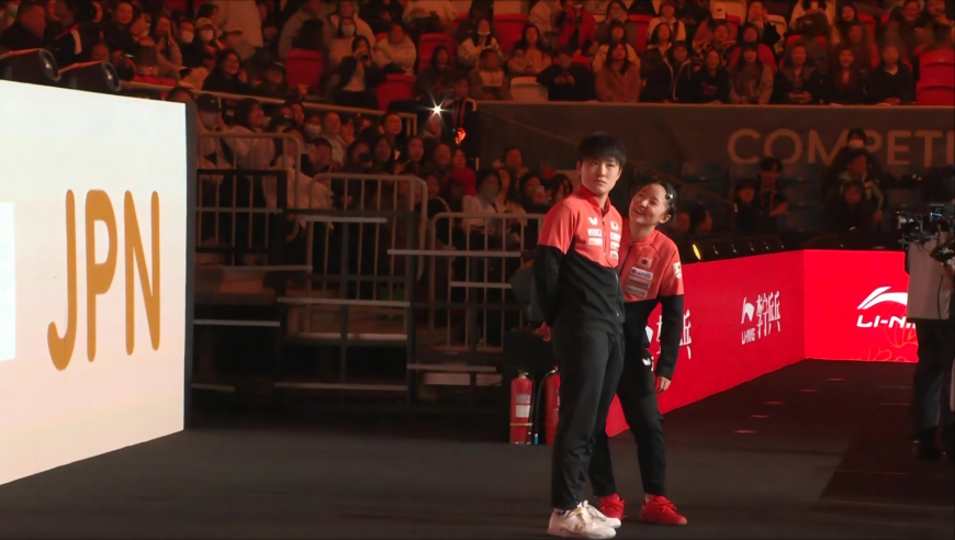 张本智和开赛前生气！名字被叫错不愿意入场，妹妹笑着哄他才解决