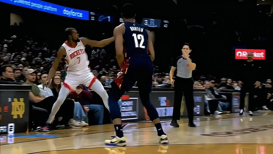 打崩了！杜兰特与申京再联手连拿7分 火箭第二节领先骑士到20分