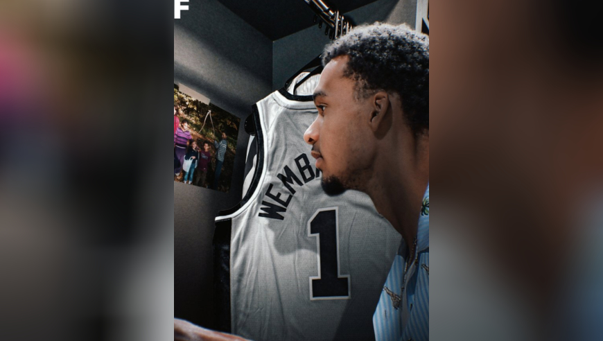 节哀！文班强忍噩耗悲痛离场 场上场下这几幕真的太催泪了