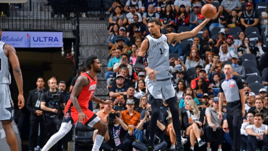 这还是人类吗？文班亚马隔扣杜兰特单手摘帽，终结火箭五连胜