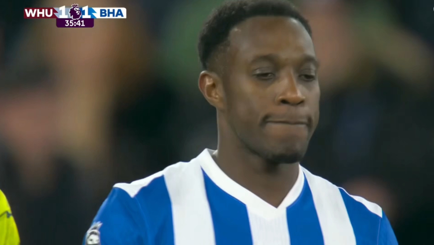 玩砸了！英超悍将勺子点球中框补射又踢空，捂头表情极度痛苦