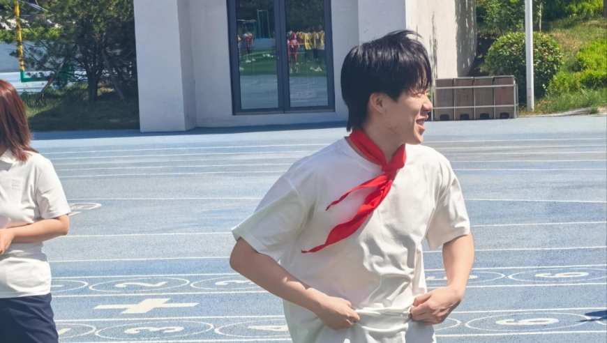 火了！王楚钦“红领巾造型”刷屏网络，上午校园男神，下午秒变“小学生”！