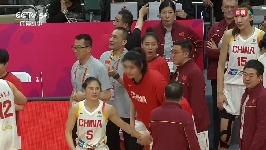 中国女篮赛后张子宇再度抱住王思雨 韩旭笑着祝贺捷克女篮晋级