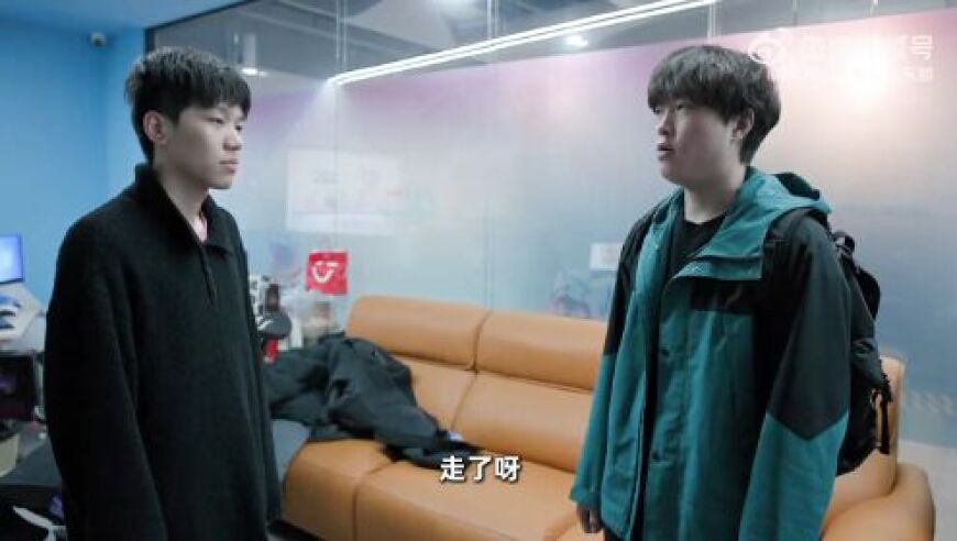 BLG官方玩梗，Bin背着书包就跑了