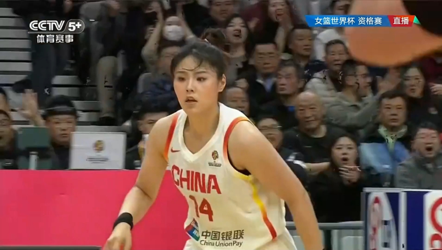 终于得分了！李月汝外线无视防守出手三分 精准制导轻松拿下三分