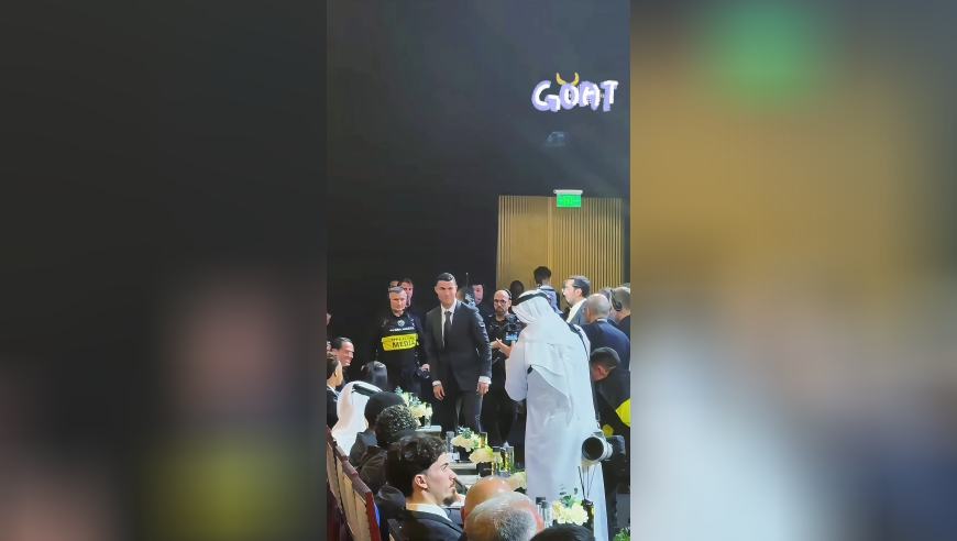 众球星纷纷起立和C罗握手，亚马尔博格巴小白登贝莱还有德约在列