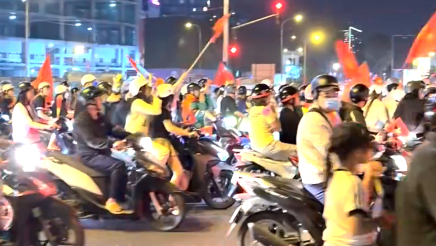 越南民众深夜狂欢！美女球迷纯洁笑容 万人骑摩托+扛国旗涌上街头