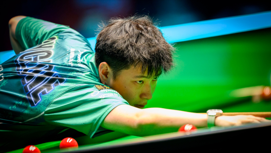 2025斯诺克冠中冠：先零封再绝杀，赵心童连胜2轮晋级半决赛