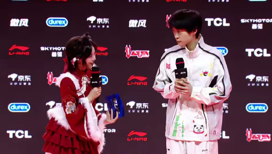 Shanks：Hope第二把一直飞进去送，我们让他别飞了