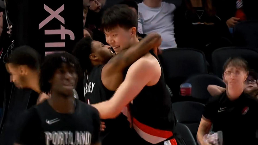 这是真开心了！杨瀚森接韦斯利妙传扣篮打成2+1，兴奋得手舞足蹈