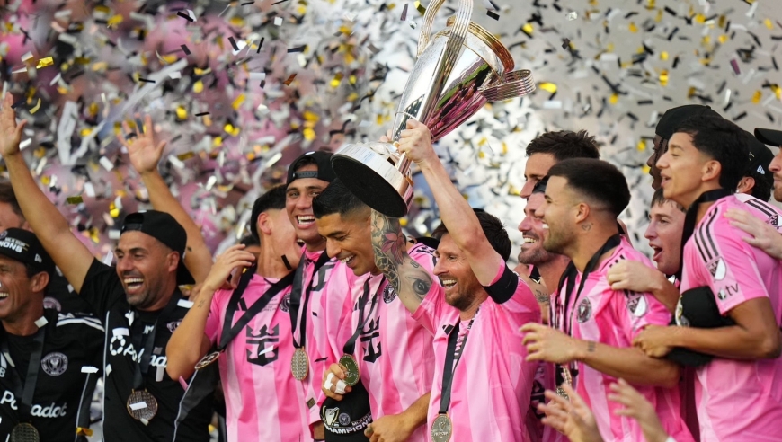 足坛一夜动态：梅西夺47冠！阿森纳遭绝杀，利物浦3-3巴萨5-3