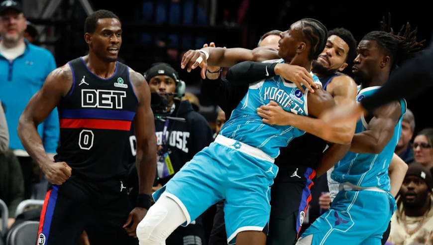 唇语揭秘黄蜂活塞大冲突：杜伦先上手三球拱火，坎宁安劝架遭质问