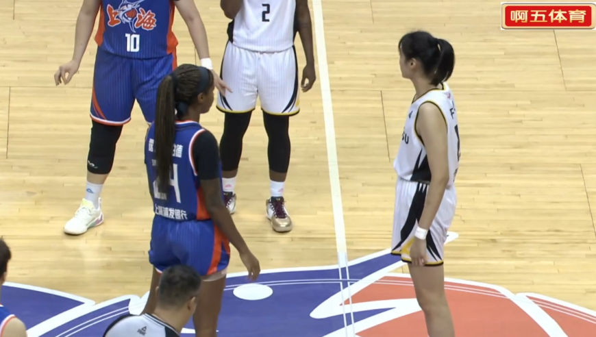 12月19日正播江苏女篮VS上海女篮第一节，双方打得有来有回！