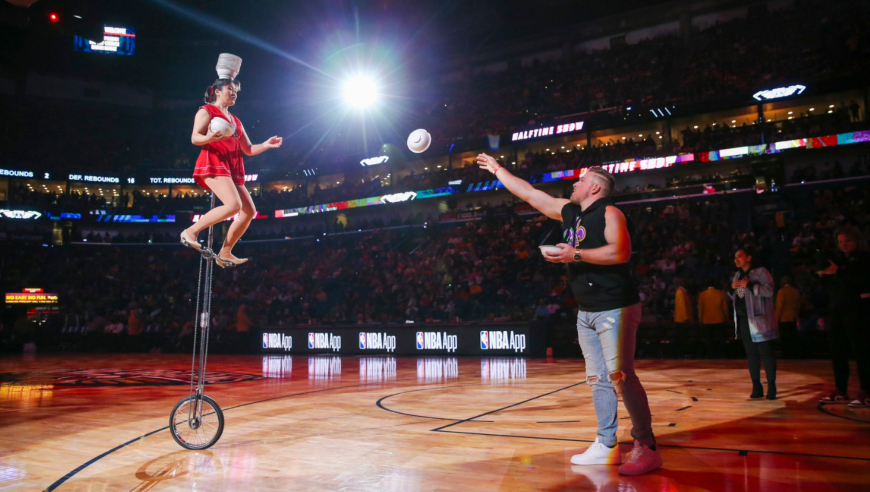 NBA上场时间最久的中国大妈！观众中场只想看她表演，35年生涯或终止？