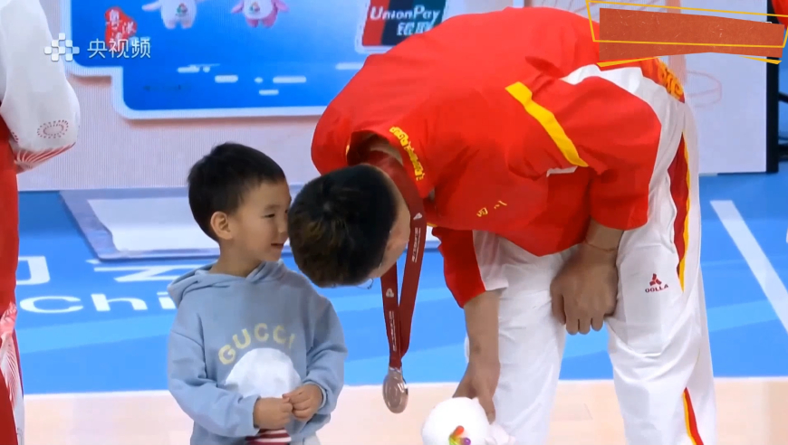 四川铜牌领奖搞笑一幕：周琦为小孩抢队友吉祥物 郭艾伦立马调侃