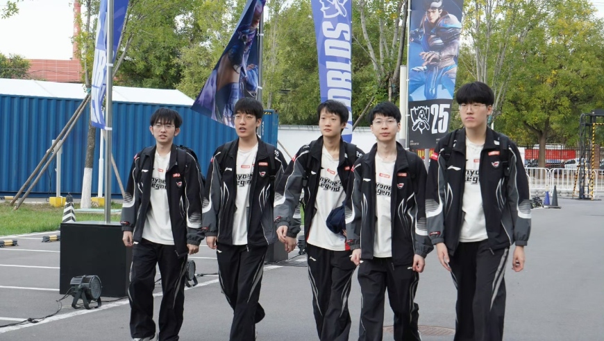 继“朱开直播谈Uzi复出：他想打随时可以加入任何队伍”后，网友发现Uzi疑似在为复出做准备：深夜疯狂韩服单排，训练强度堪比职业！