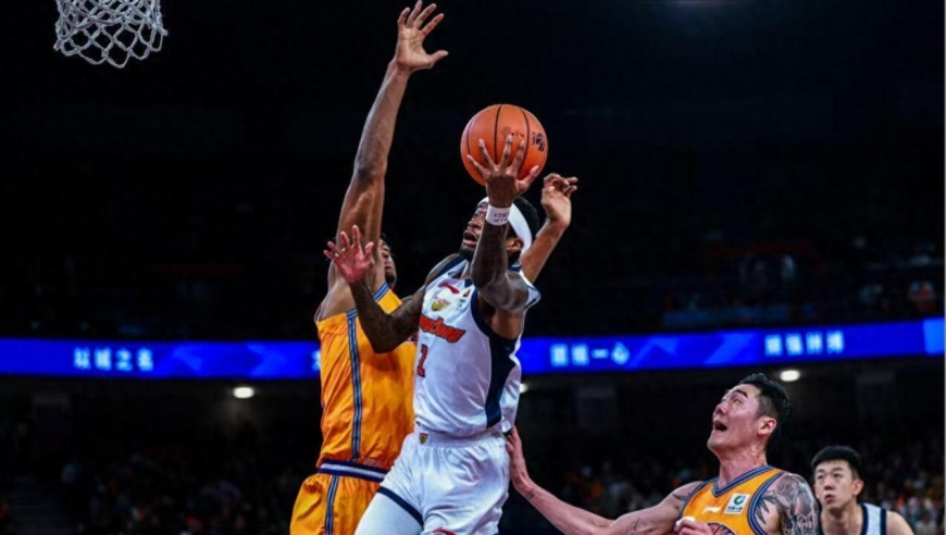 没组织没三分！媒体人怒喷广东队1人：这表现当半场搬运工都不靠谱