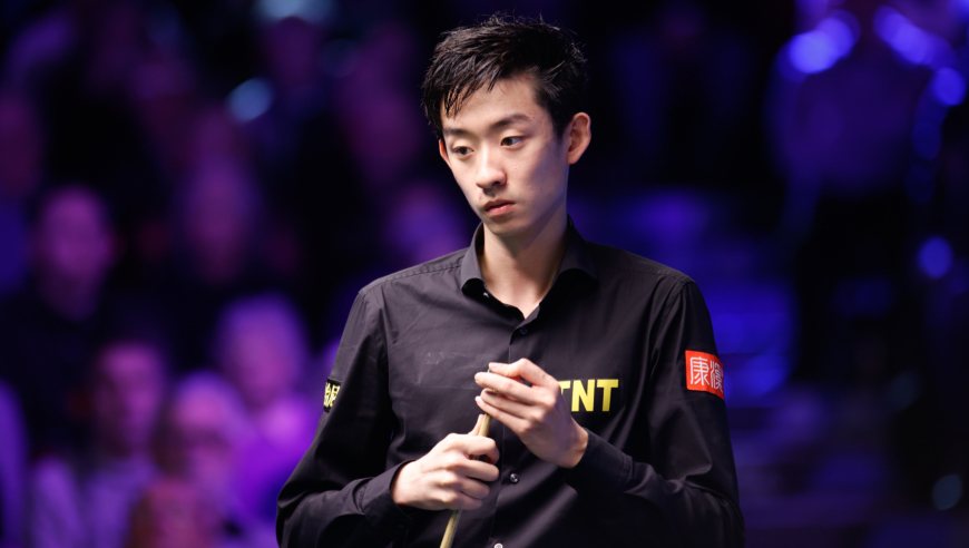 江俊致命失误怒锤球桌 吴宜泽接手一杆清台 上演超级大逆转