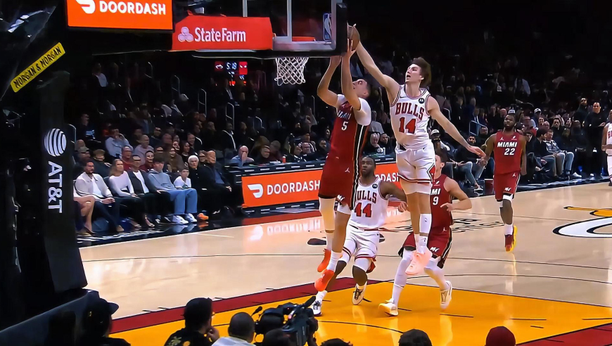 1日NBA官方十佳球：文班亚马一打二空接扣篮 布泽利斯追身平筐大帽