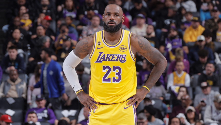 Top时刻｜13日十佳球：詹姆斯双手空接滑翔暴扣 哈登惨遭血帽