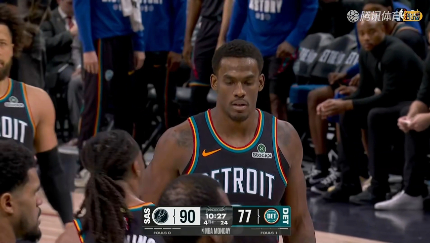 我避你锋芒？杜伦篮下接球原地暴起 暴力隔扣文班还打成2+1