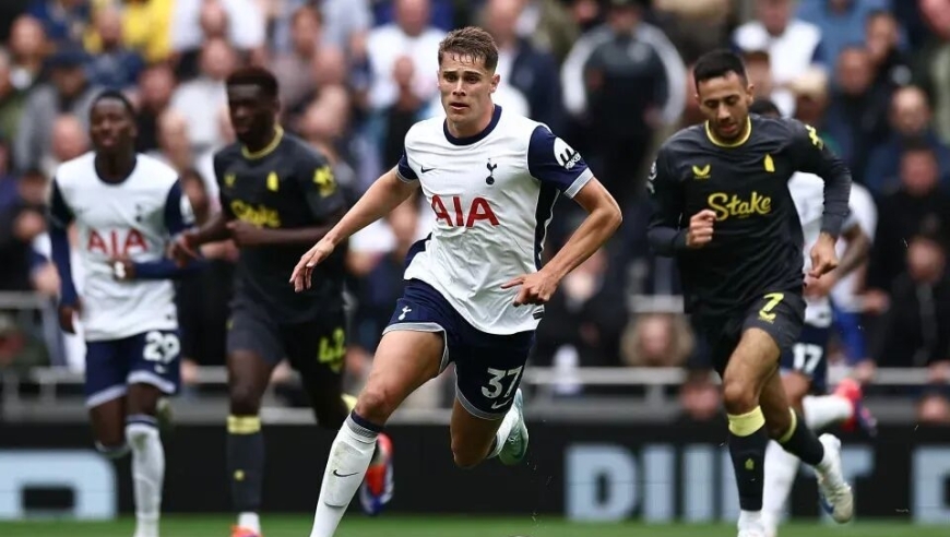 英超第一带刀后卫！24岁中卫狂轰6球 稳坐队内射手王