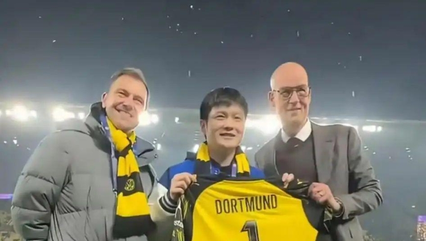 牌面，樊振东在德国的年薪曝光，还被邀请在豪门俱乐部8万人球场中央打球