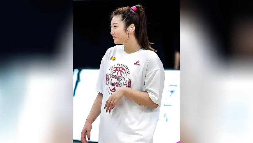 李梦这也太受欢迎了吧！女篮助理教练紧追不舍，就要拥抱李梦
