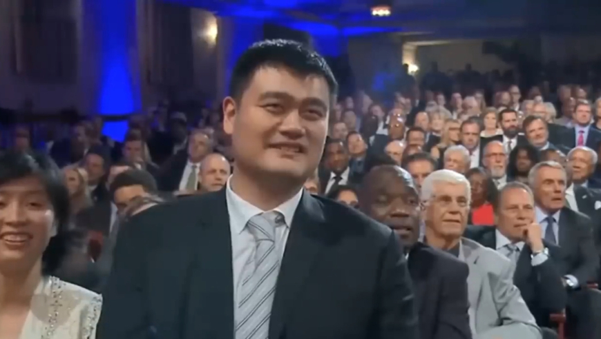 超级名场面！奥尼尔名人堂演讲调侃姚明会英语却不说话惹全场爆笑