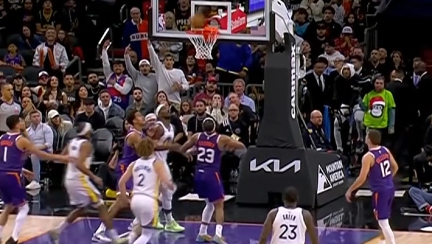 动作够脏的！ 狄龙底角假借防守惯性怒拍库里胸部被吹一级恶意犯规