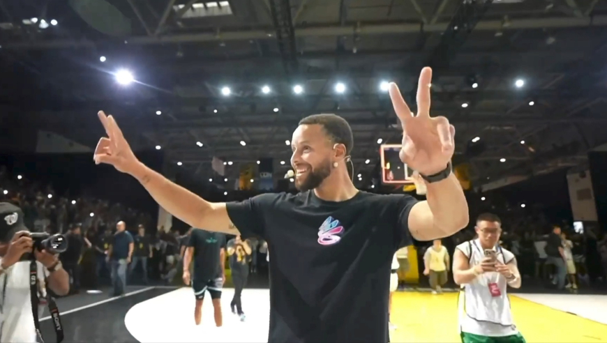 这人气谁能比？库里中国行刚现身就燃爆 全场高喊MVP