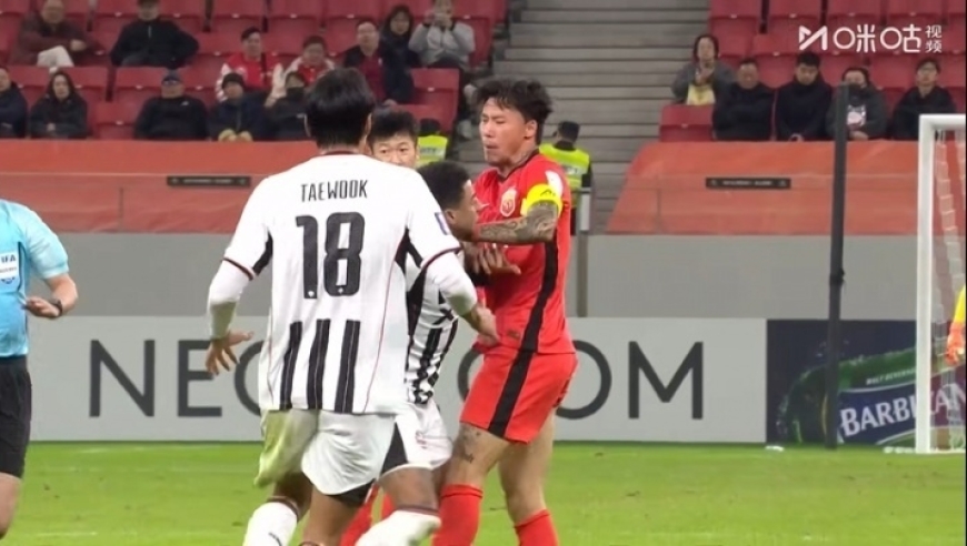 亚冠激烈冲突！张琳芃爆铲林加德，10人互相推搡，主裁拉架
