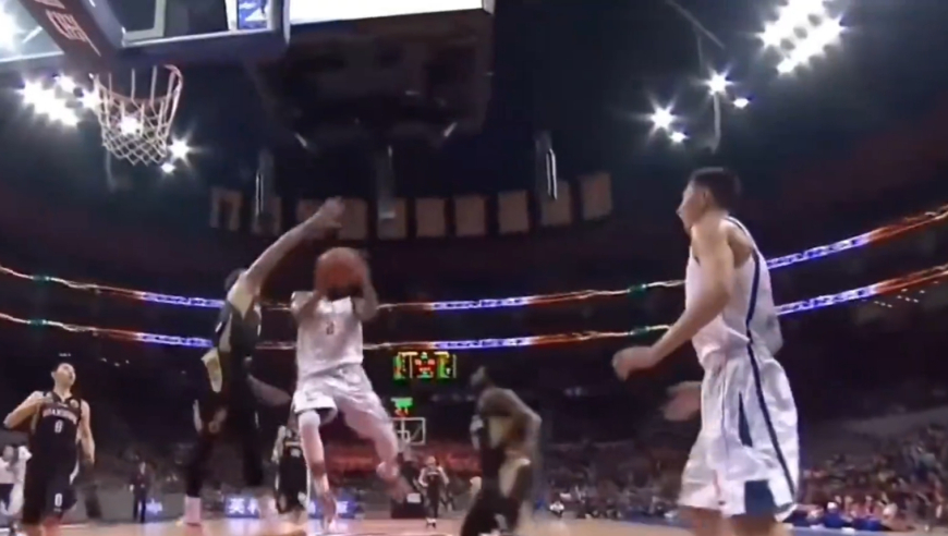 黄种人体测数据天花板，如果只讨论身体天赋与现代篮球适配度，就不得不提易建联