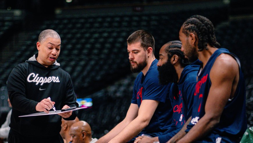 快船将帅不和！泰伦卢不满大洛怒扔战术板，伦纳德被误伤用脚踢开