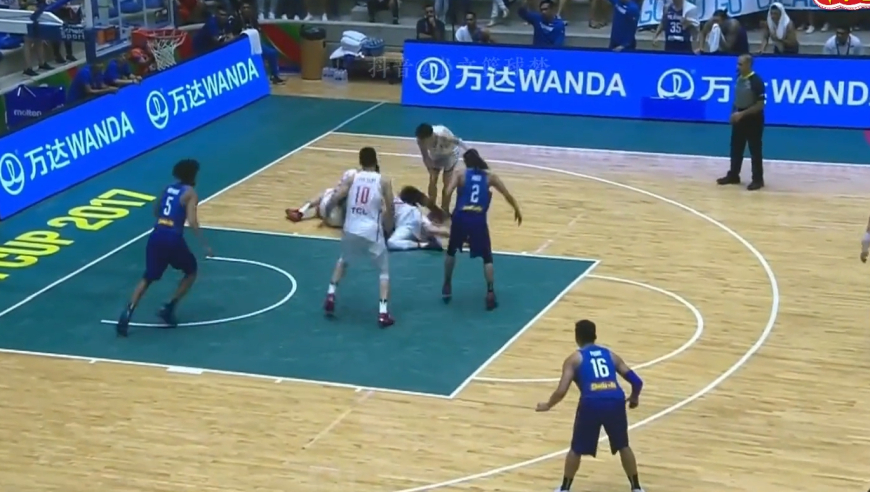 中国男篮跟菲律宾连续冲突，裁判表示挤都挤不进去！｜体坛记忆