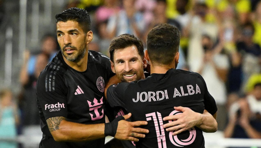 梅西点射逆转！友谊赛苏亚雷斯上帝视角助攻+造点制霸全场